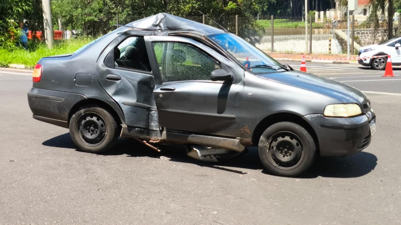 Foto 4 de 5 — VÍDEO: Motorista flagra acidente grave entre dois carros na Napoleão Selmi Dei